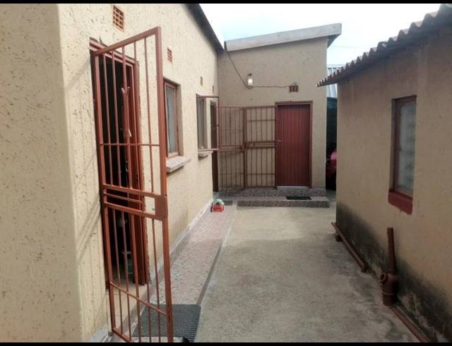 2 BEDROOM HOUSE FOR SALE IN MOLETSANE